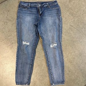 Women’s Maurices jeans with distressing size XL-R